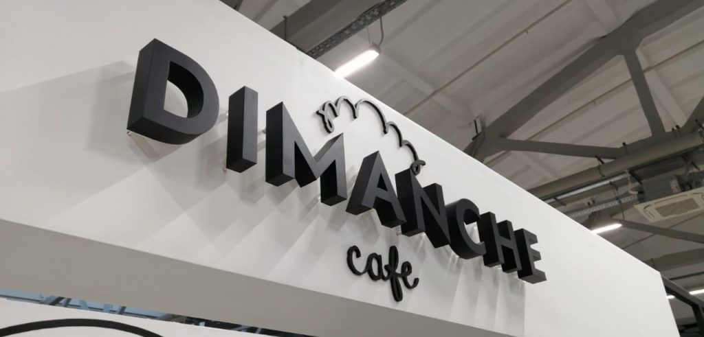 Световые буквы «Dimanche Cafe»